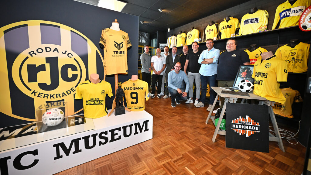 Roda JC leeft. Niet alleen op het veld, maar ook daarbuiten. In de harten van duizenden supporters, in verhalen en herinneringen die van generatie op generatie doorgegeven worden. Vanaf vandaag krijgt die rijke historie een plek in ons eigen stadion, met het Roda JC Museum. 