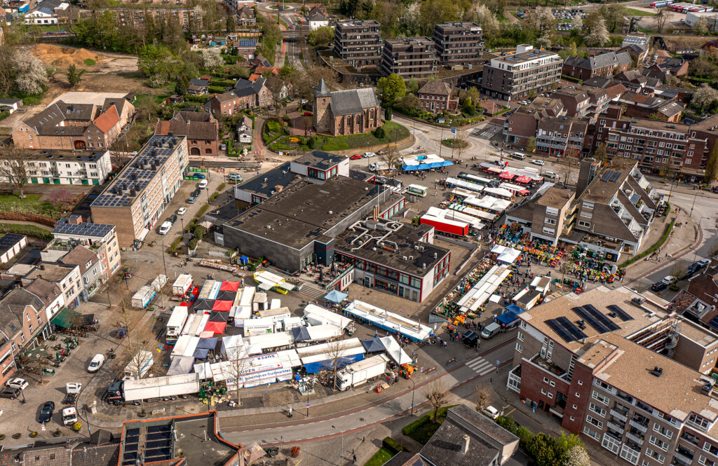 De Weekmarkt Eygelshoven bestaat 100 jaar en dat wordt gevierd! In het weekend van 4 en 5 oktober 2025 organiseert de Heemkundevereniging tal van bijzondere festiviteiten rondom de weekmarkt.