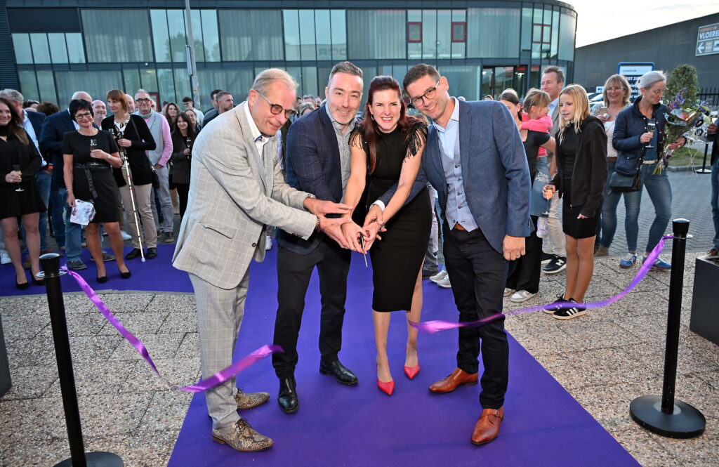 Op 2 oktober heeft Condor Wonen haar nieuwe showroom aan de Wiebachstraat 28 geopend. In de 350 m² grote ruimte laten zij een compleet woonconcept zien met een uitgebreide collectie vloeren, binnenzonwering en gordijnen.