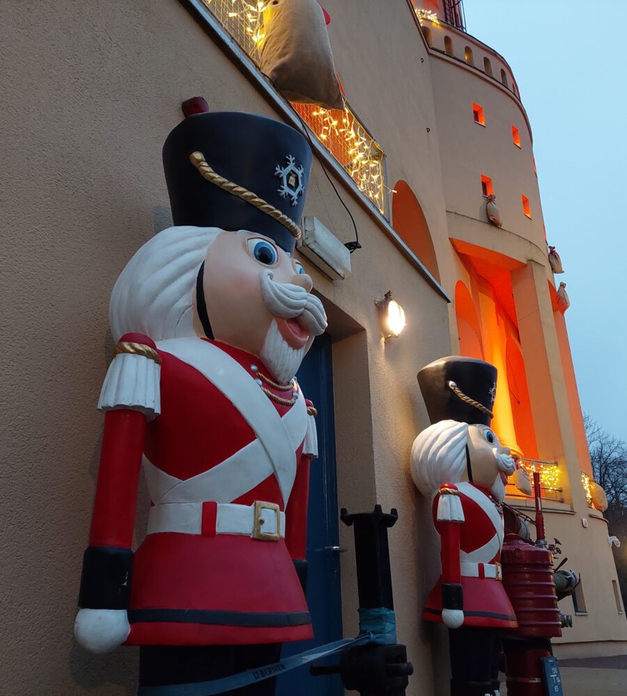 zij aanblik schacht Nulland met twee levensgrote notenkrakers