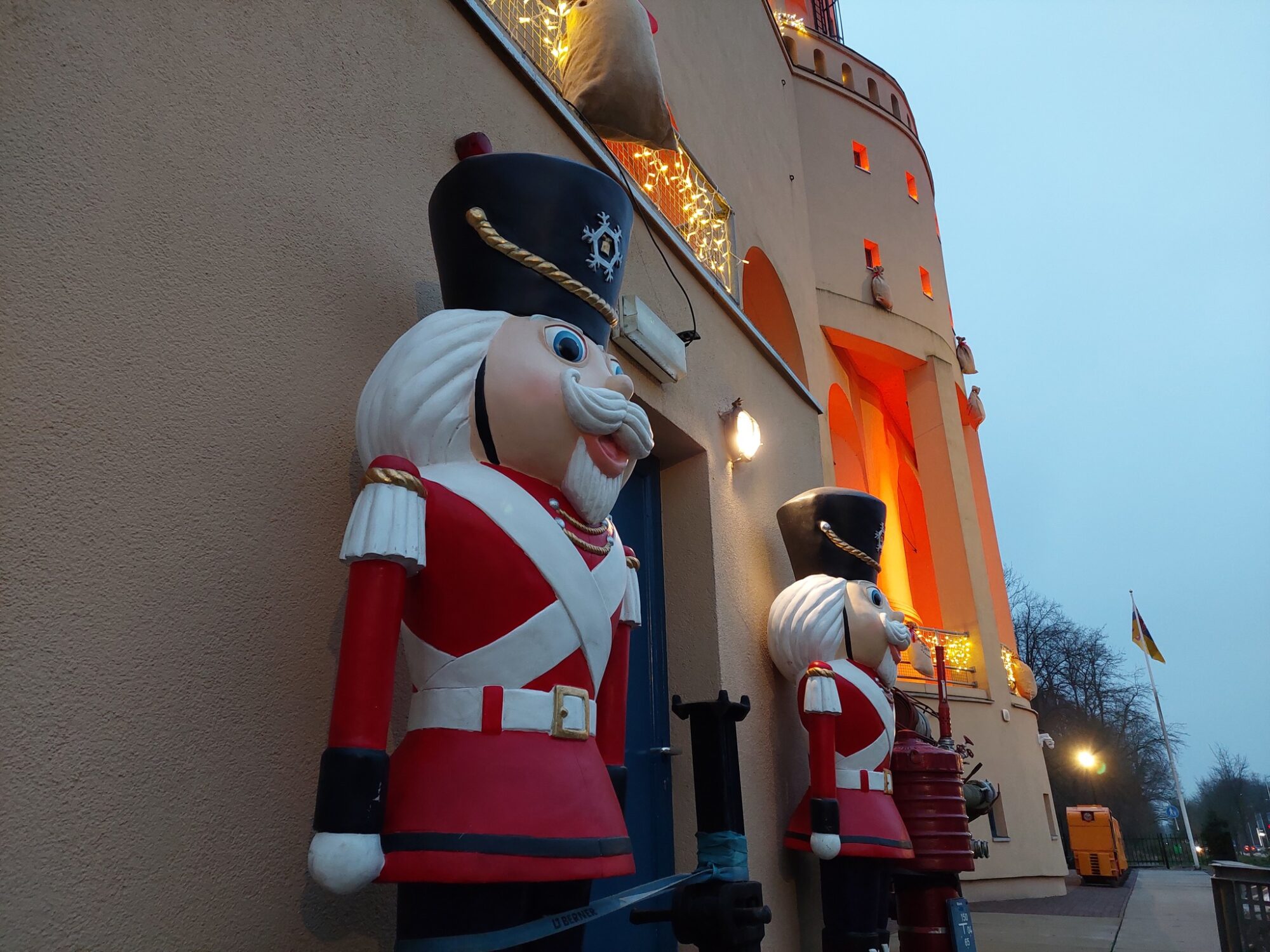 zij aanblik schacht Nulland met twee levensgrote notenkrakers