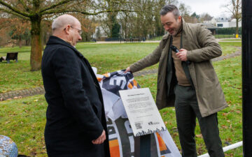 Plaquette onthuld voor oprichter Hertenpark Johan Essers!